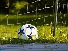 Jakie są sposoby prowadzenia piłki w futbolu