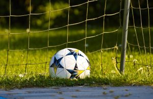 Jakie są sposoby prowadzenia piłki w futbolu